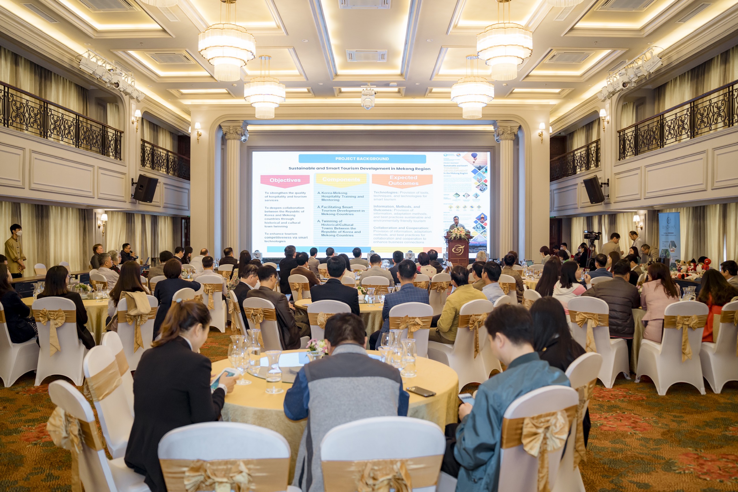 Các đại biểu tham dự Hội thảo về du lịch thông minh và bền vững tại tỉnh Thừa Thiên Huế